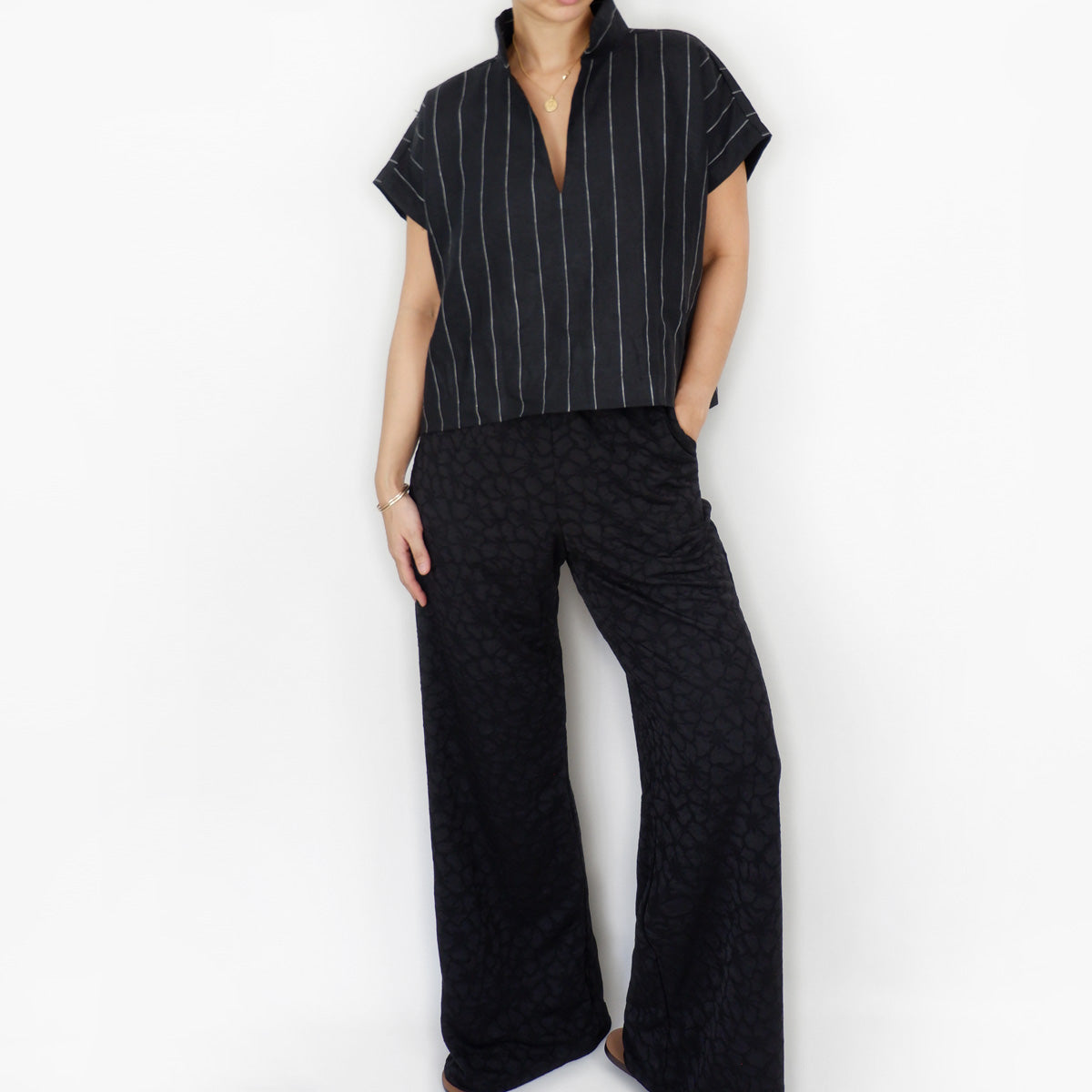Solen SS Top in Black Stripe Linen